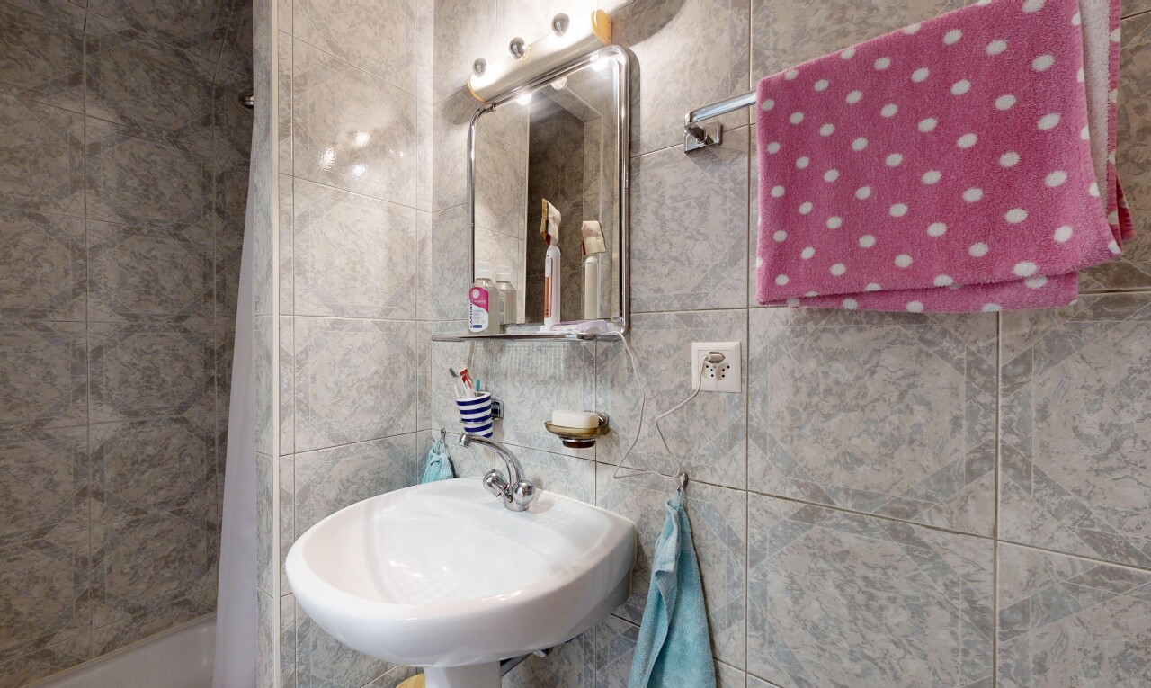 salle de bains avec salle de bain complète, évier, miroir, douche, et inside property