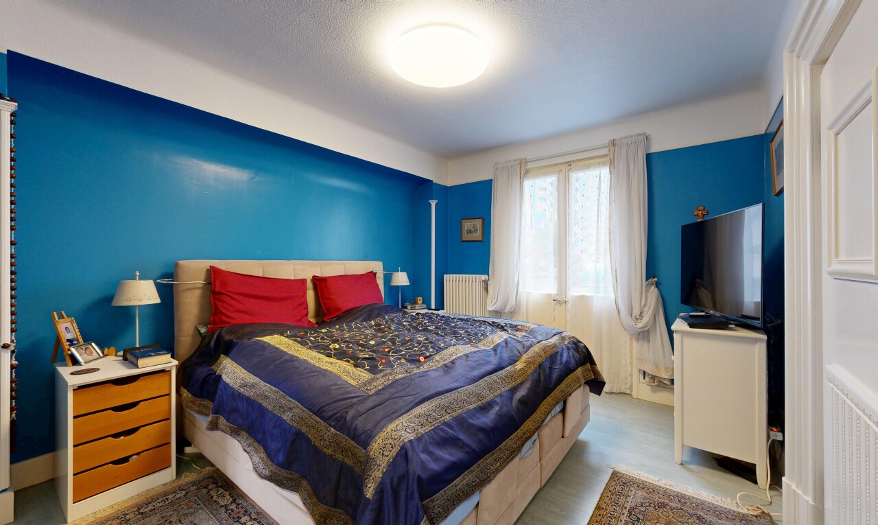 chambre avec télévision, inside property, radiateur, cloison sèche, et drywall