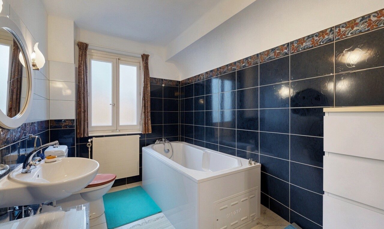 salle de bains avec mur en carrelage, tile wall, bain, salle de bain complète, et inside property