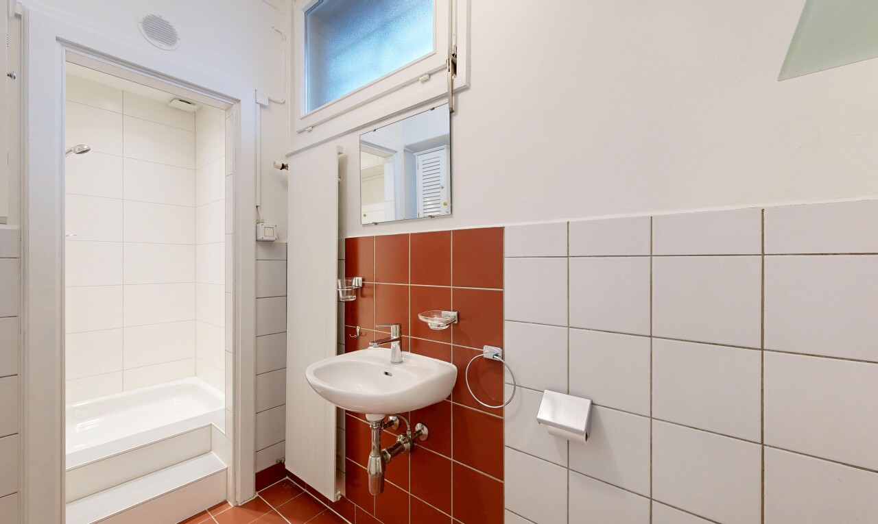 salle de bains avec mur en carrelage, tile wall, salle de bain complète, miroir, et cloison sèche