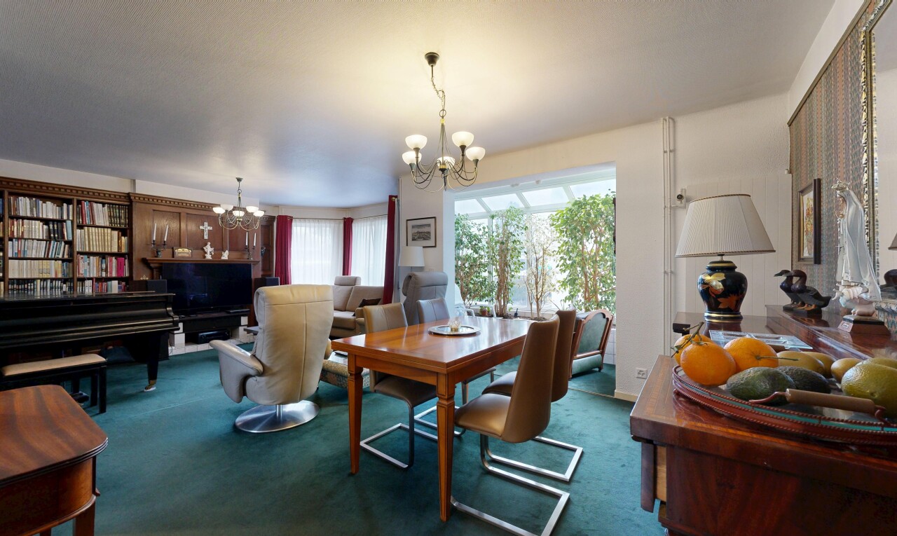 salle à manger avec télévision, lumière naturelle, natural light, lustre remarquable, et inside property