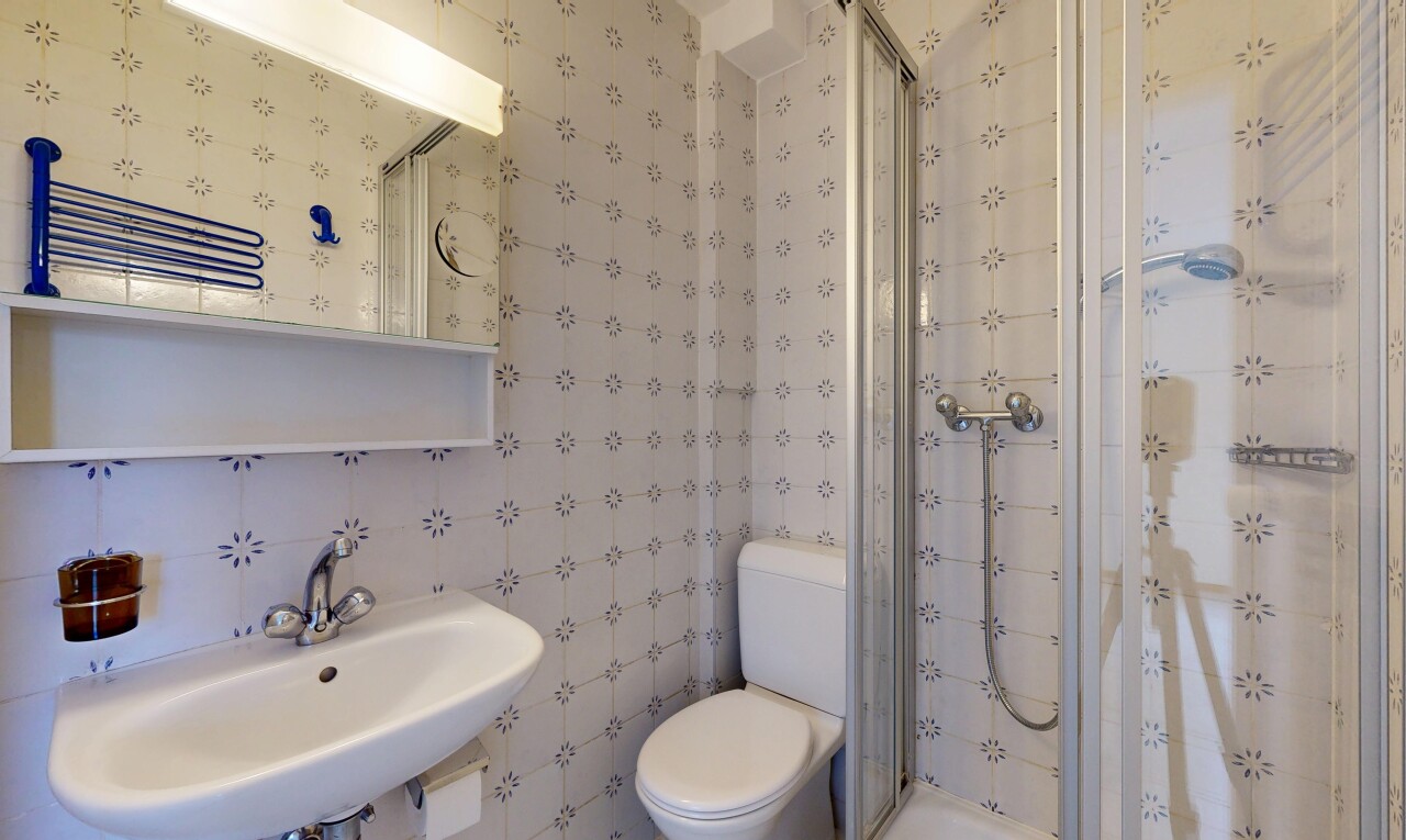 salle de bains avec salle de bain complète, douche, miroir, inside property, et évier
