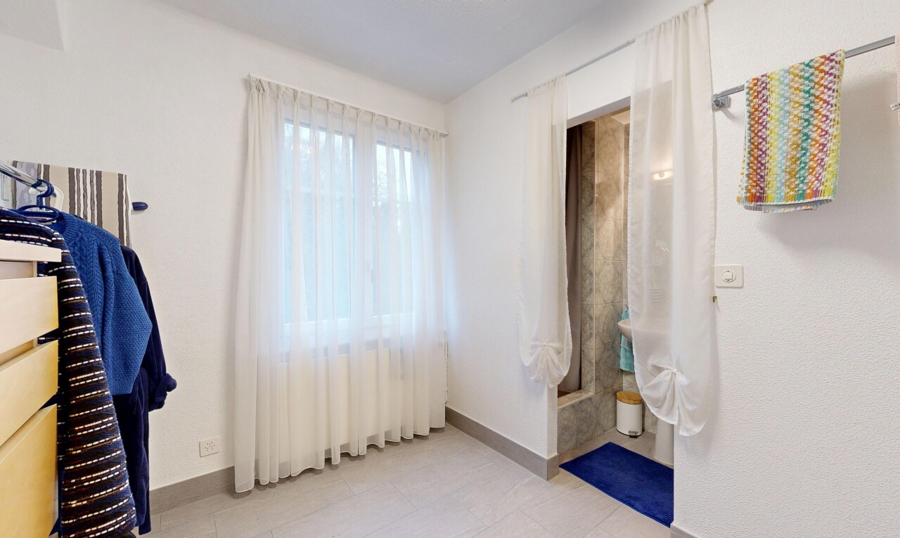 chambre avec lumière naturelle, natural light, inside property, plinthes murales, et baseboards wall