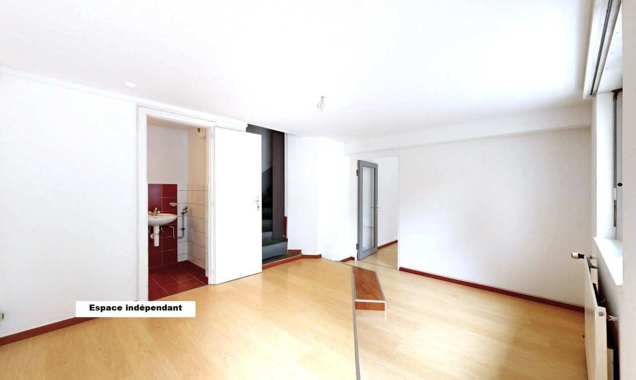 pièce vide avec sol en finition bois, wood finish floor, cloison sèche, drywall, et inside property