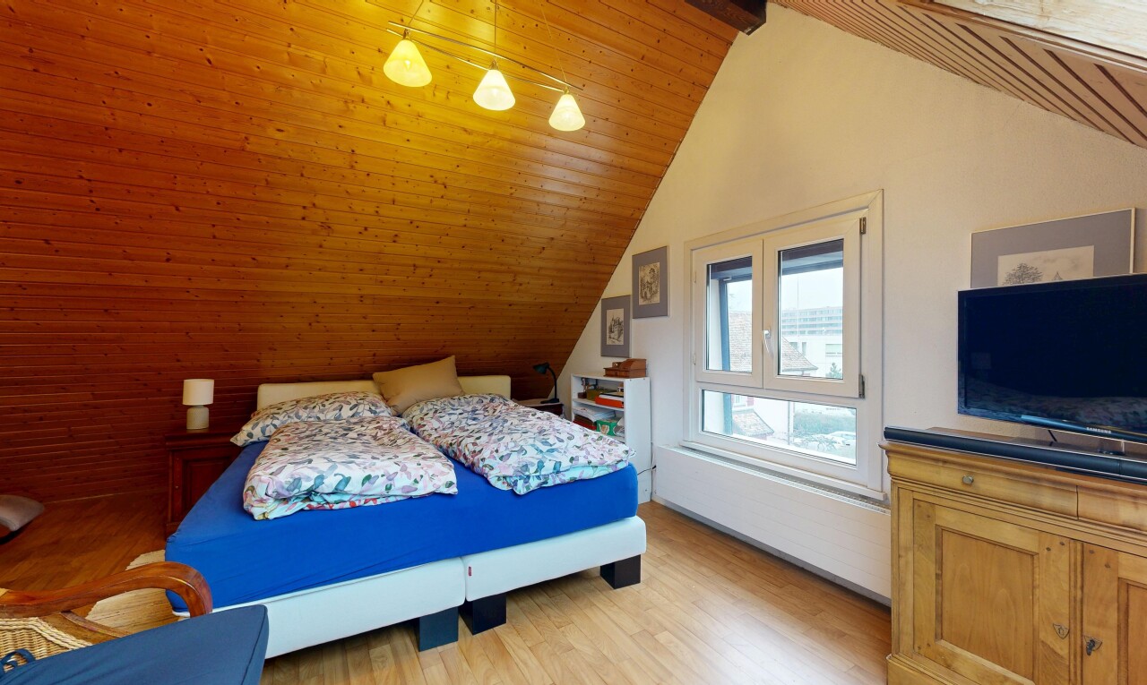 chambre avec plafond en bois, wood ceiling, pièce supplémentaire, plafond voûté, et vaulted ceiling