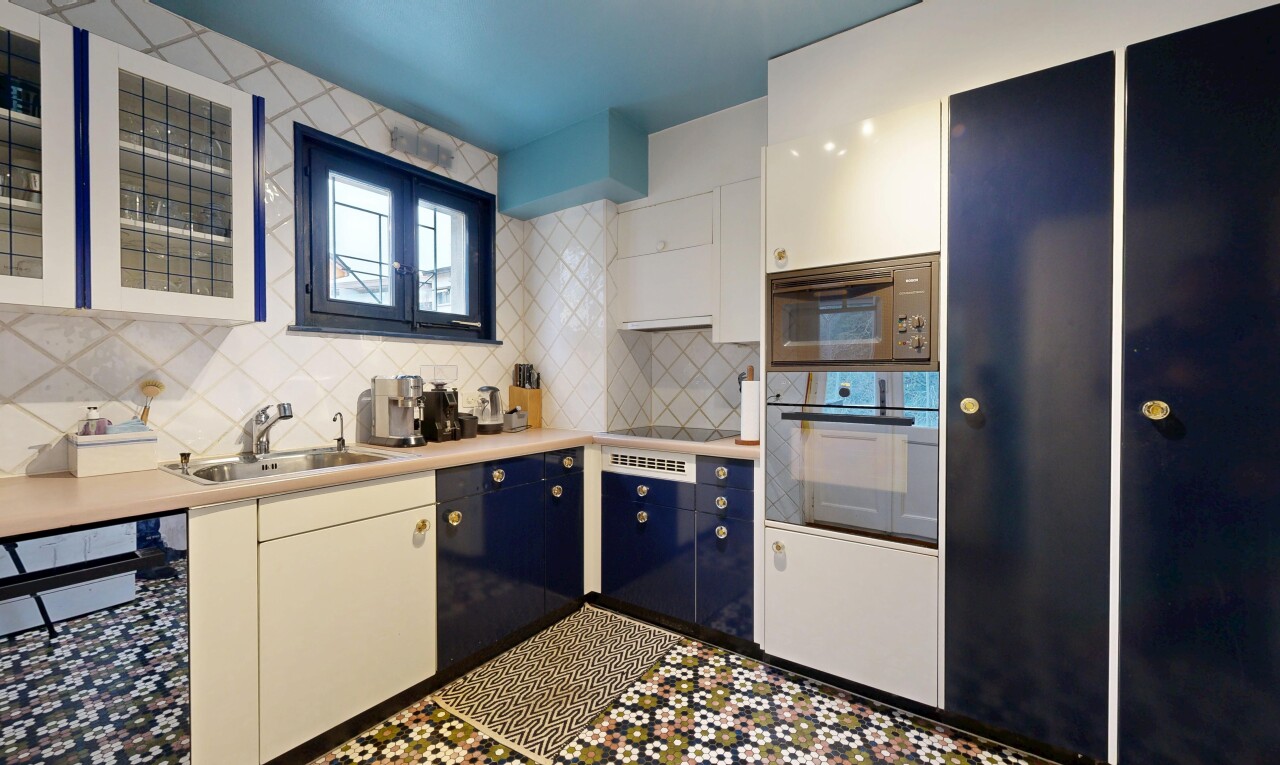 cuisine avec four, micro-ondes, dosseret, backsplash, et inside property