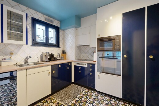 cuisine avec four, micro-ondes, dosseret, backsplash, et inside property