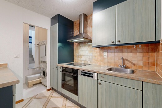 cuisine avec hotte, plans de travail, cloison sèche, drywall, et four