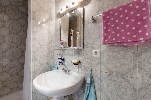 salle de bains avec salle de bain complète, évier, miroir, douche, et inside property