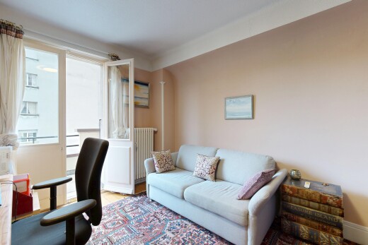 salon avec lumière naturelle, natural light, cloison sèche, drywall, et inside property
