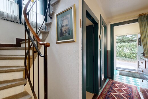 escaliers avec lumière naturelle, natural light, escaliers, inside property, et sol en vinyle