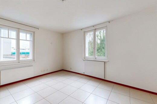 pièce vide avec radiateur, inside property, cloison sèche, drywall, et lumière naturelle