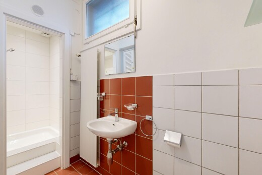 salle de bains avec mur en carrelage, tile wall, salle de bain complète, miroir, et cloison sèche