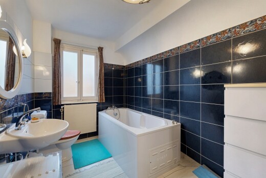 salle de bains avec mur en carrelage, tile wall, bain, salle de bain complète, et inside property