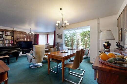 salle à manger avec télévision, lumière naturelle, natural light, lustre remarquable, et inside property