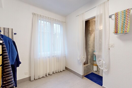 chambre avec lumière naturelle, natural light, inside property, plinthes murales, et baseboards wall