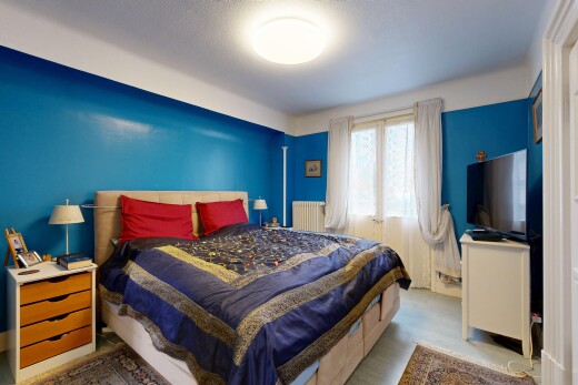 chambre avec télévision, inside property, radiateur, cloison sèche, et drywall