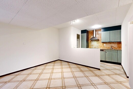 cuisine avec cloison sèche, drywall, hotte, inside property, et dosseret