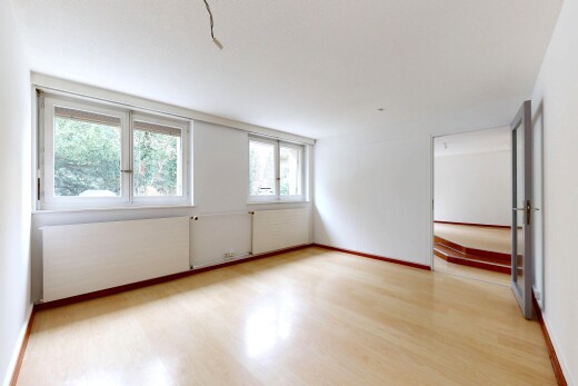 pièce vide avec lumière naturelle, natural light, inside property, sol en finition bois, et wood finish floor