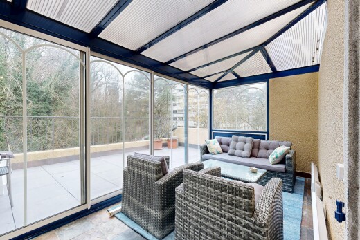 terrasse avec véranda, espace de vie extérieur, overcast, vue sur les bois, et woods view