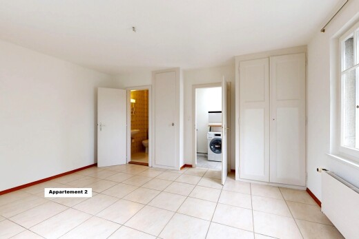 pièce vide avec radiateur, lave-linge et sèche-linge, lumière naturelle, natural light, et cloison sèche