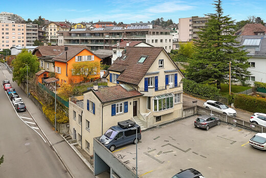 extérieur du bâtiment avec day time et parking