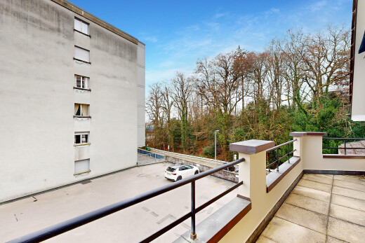 balcon avec day time, vue sur les bois, et woods view