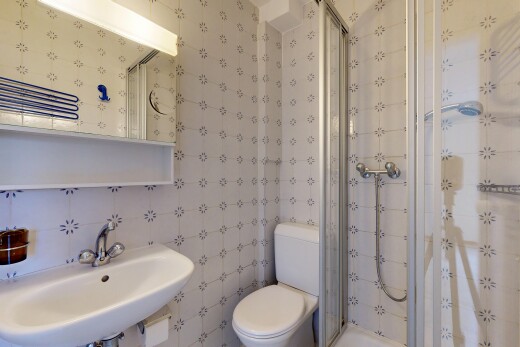 salle de bains avec salle de bain complète, douche, miroir, inside property, et évier