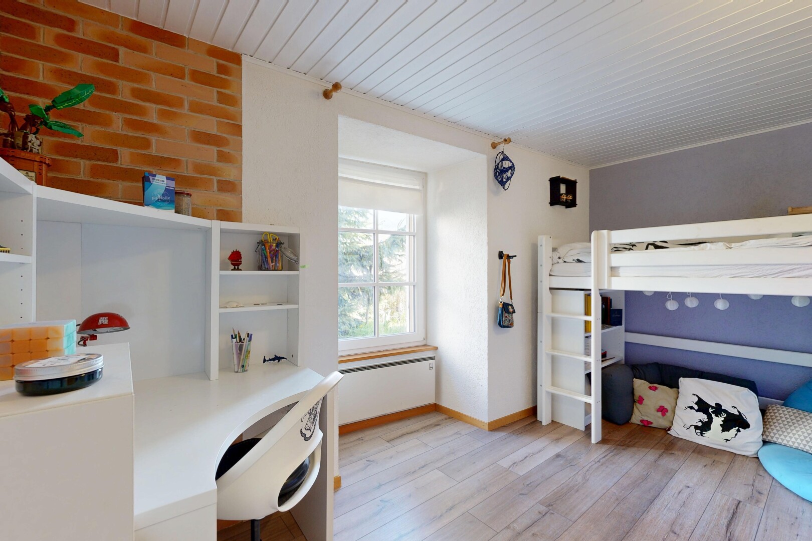 chambre avec inside property, wood finish floor, sol en finition bois, light floor, et natural light