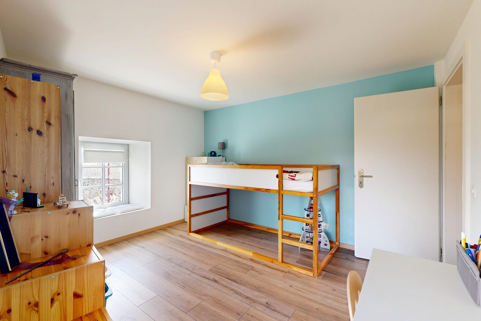chambre avec wood finish floor, sol en finition bois, natural light, lumière naturelle, et drywall
