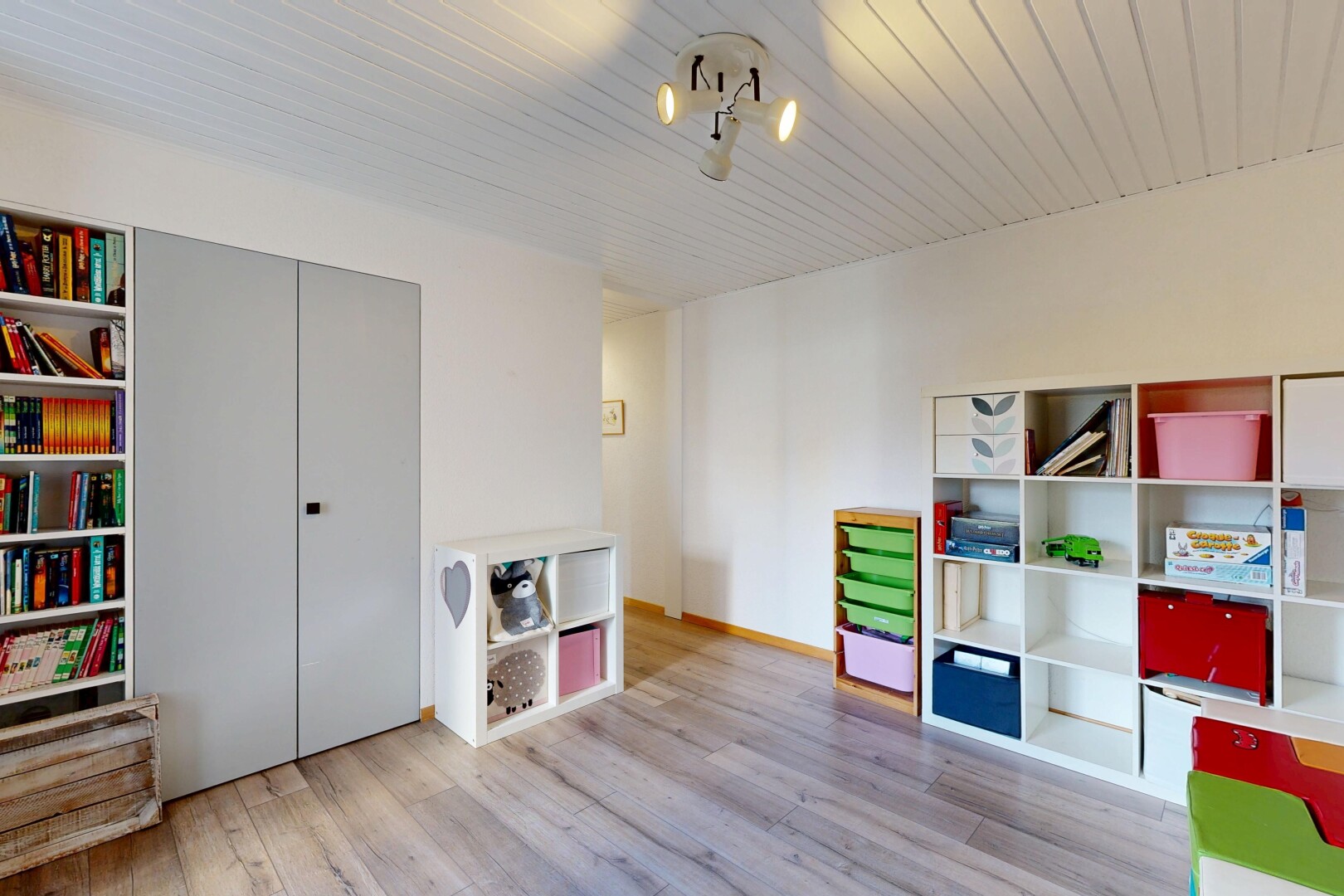 bureau avec inside property, sol en finition bois, wood finish floor, cloison sèche, et drywall