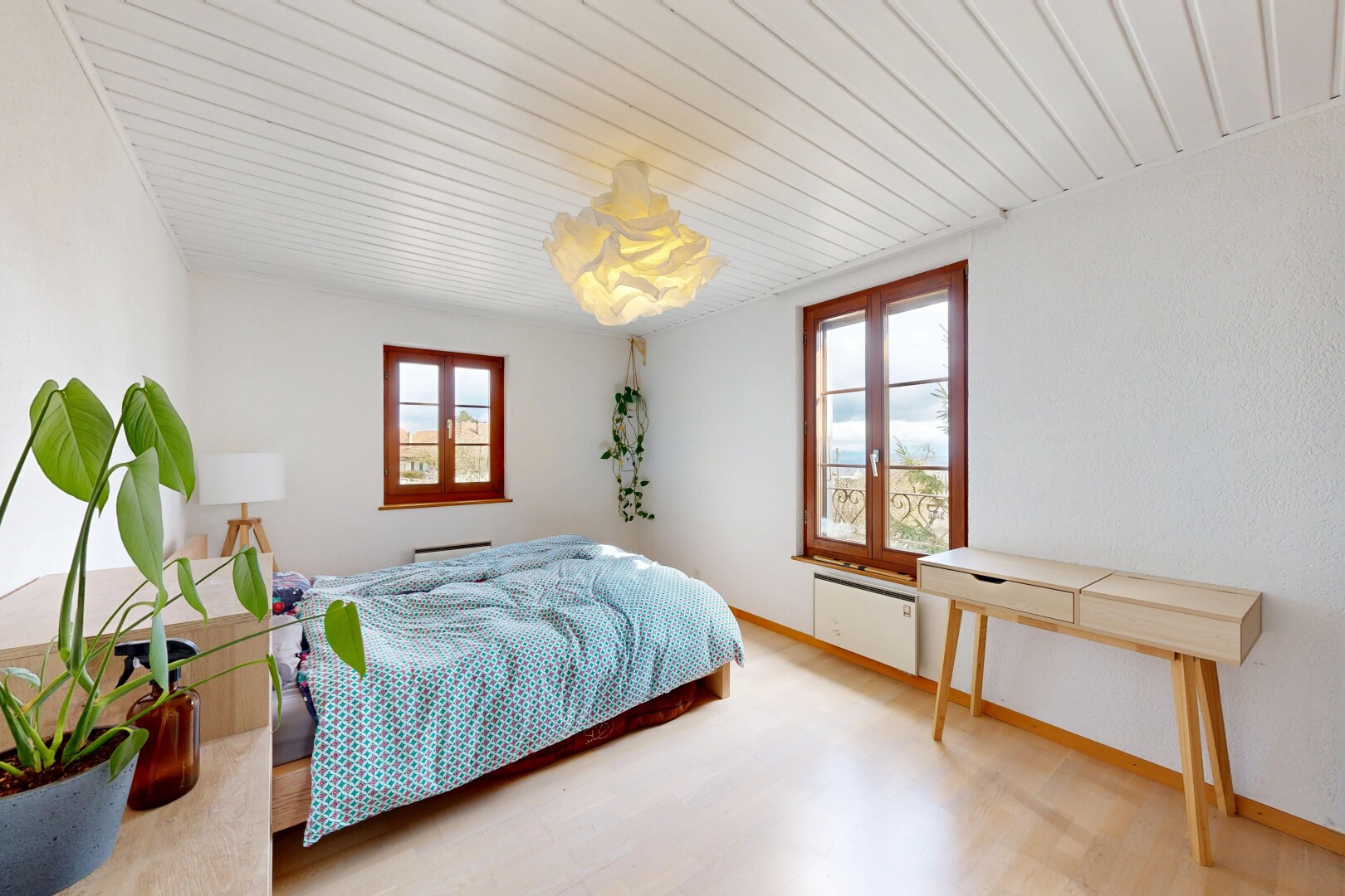 chambre avec natural light, lumière naturelle, inside property, wood finish floor, et sol en finition bois