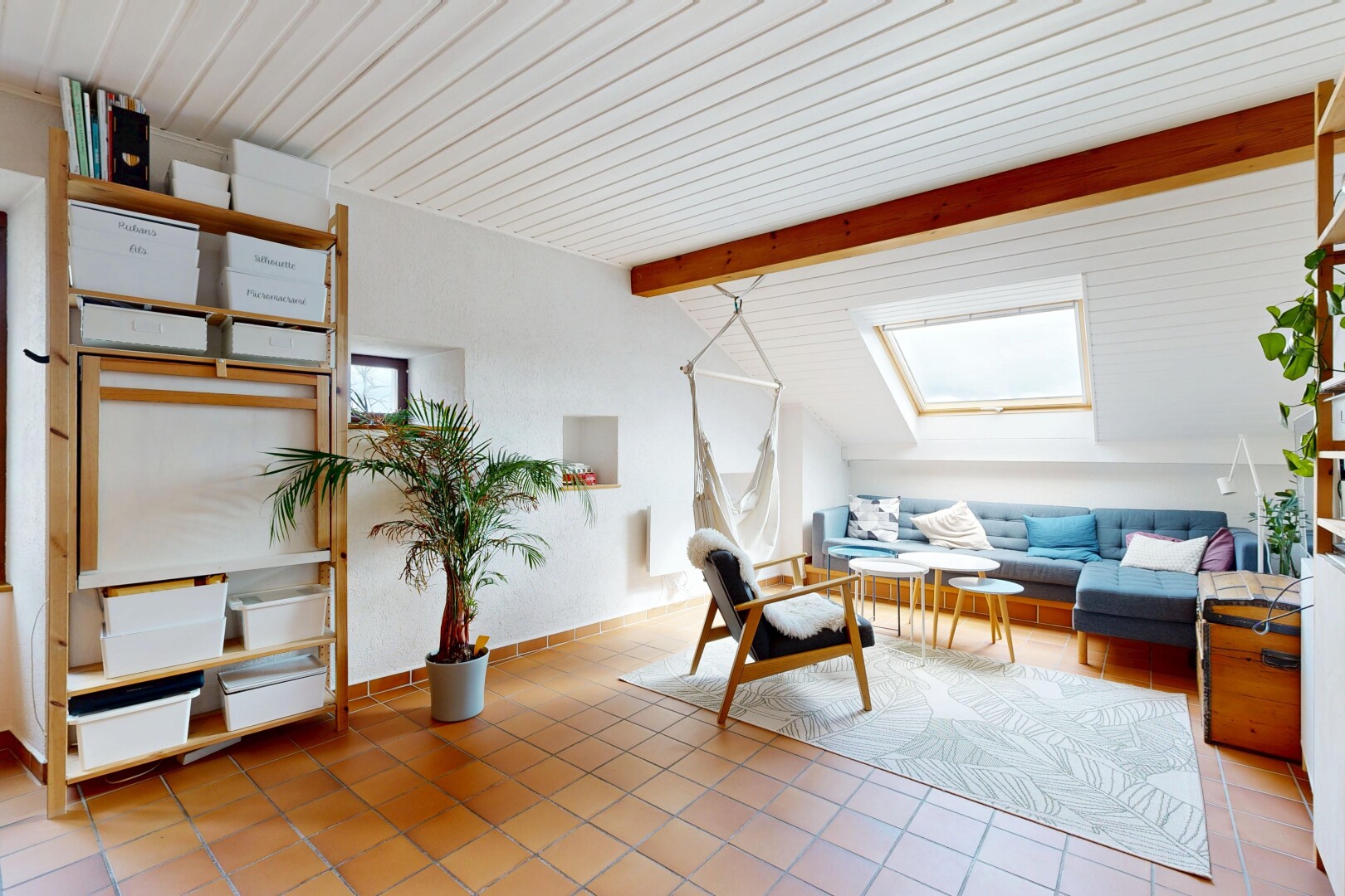 salon avec cloison sèche, drywall, inside property, plafond à poutres, et beamed ceiling