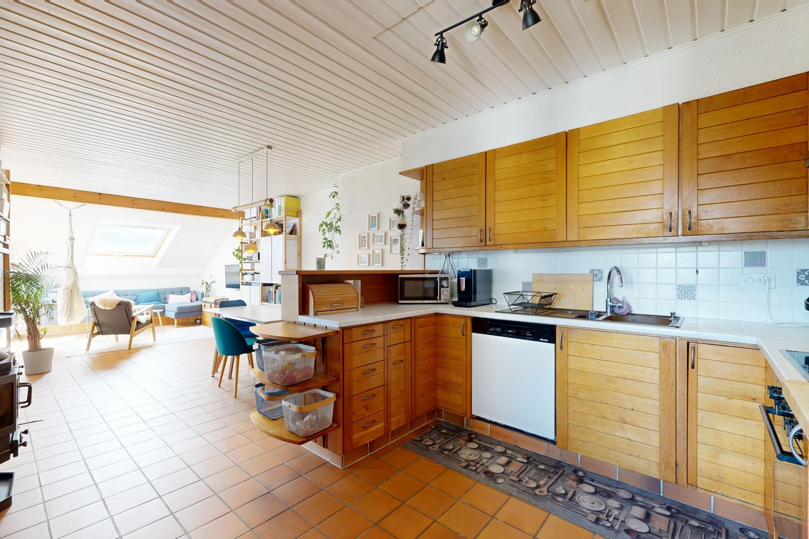 cuisine avec kitchen peninsula, péninsule de cuisine, inside property, light countertops, et plans de travail