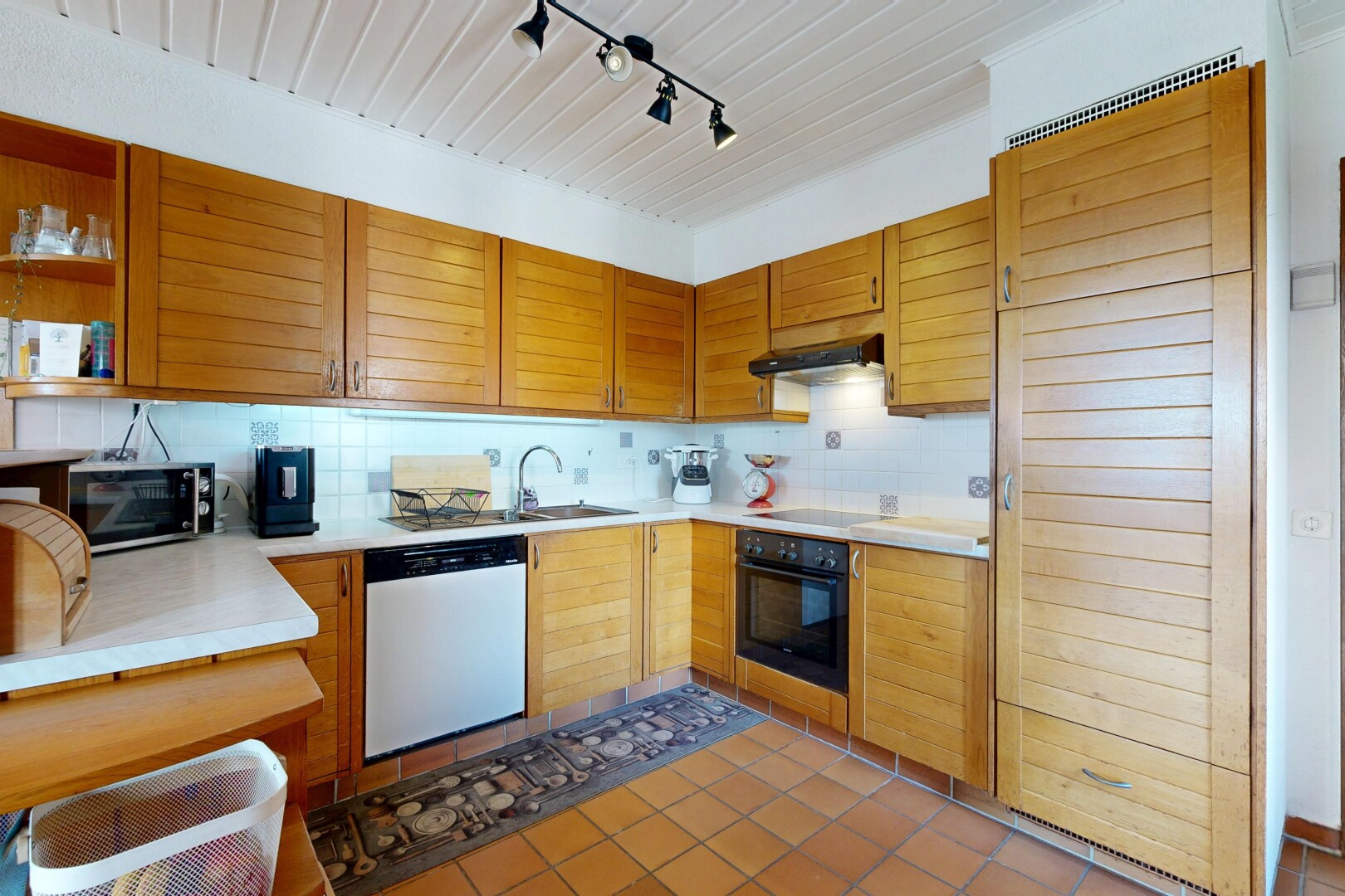 cuisine avec étagères ouvertes, open shelves, plans de travail, light countertops, et dosseret