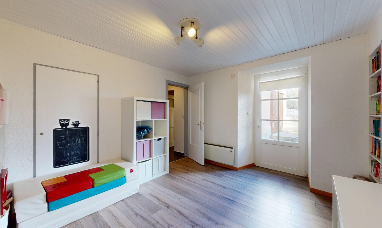 salon avec lumière naturelle, natural light, sol en finition bois, wood finish floor, et inside property