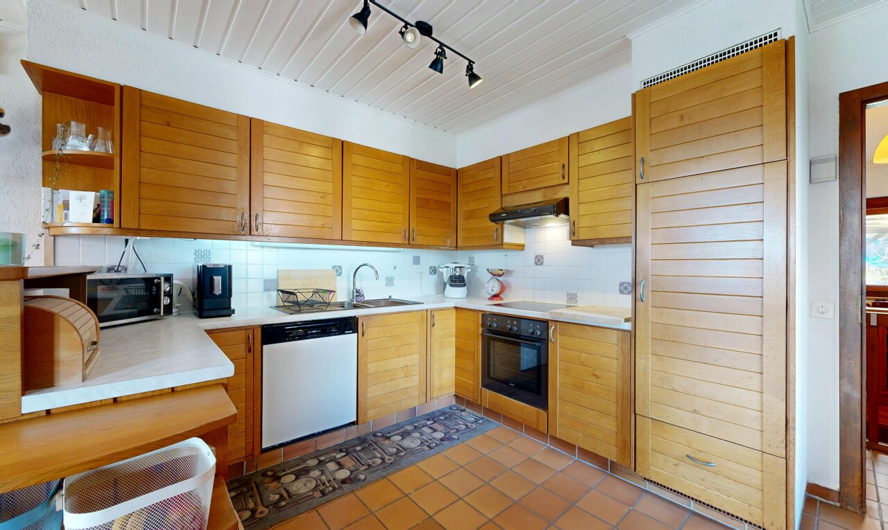 cuisine avec étagères ouvertes, open shelves, plans de travail, light countertops, et dosseret