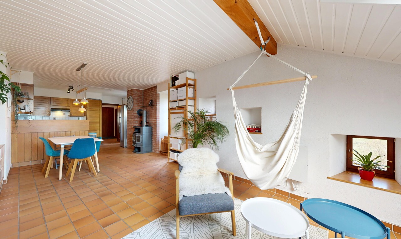 salon / salle à manger avec poêle à bois, inside property, cloison sèche, drywall, et light floor