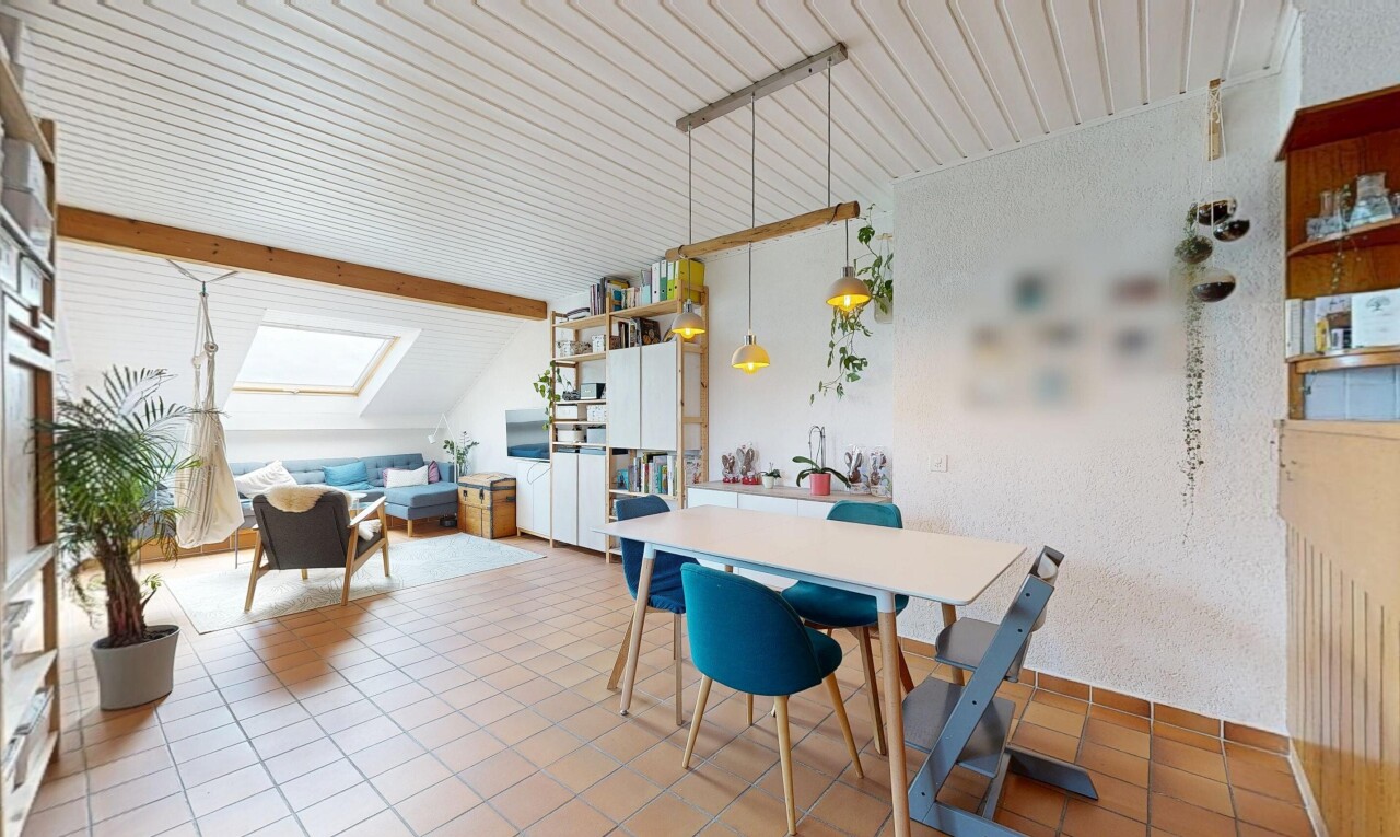 salon / salle à manger avec inside property, plafond à poutres, beamed ceiling, puits de lumière, et plafond voûté