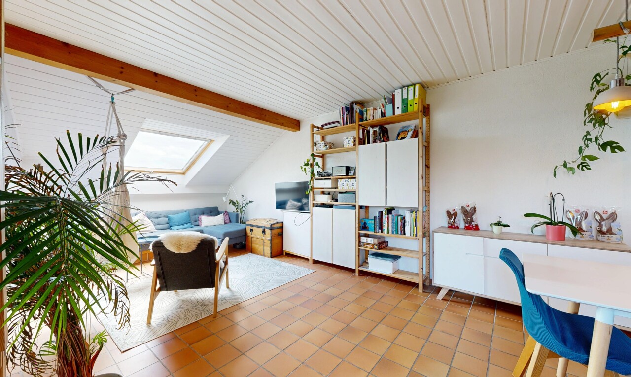 salon avec drywall, cloison sèche, inside property, puits de lumière, et light floor