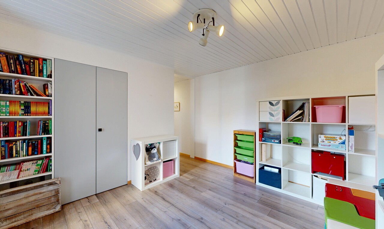 bureau avec inside property, sol en finition bois, wood finish floor, cloison sèche, et drywall