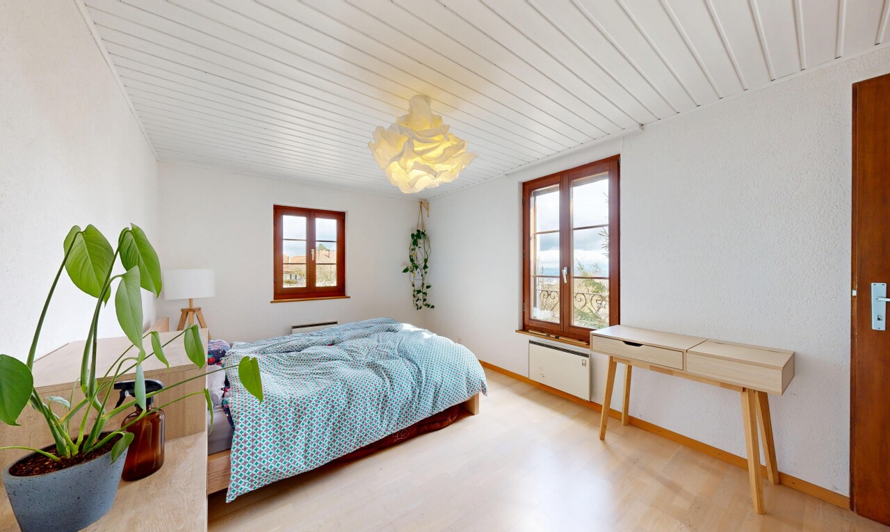 chambre avec natural light, lumière naturelle, inside property, wood finish floor, et sol en finition bois