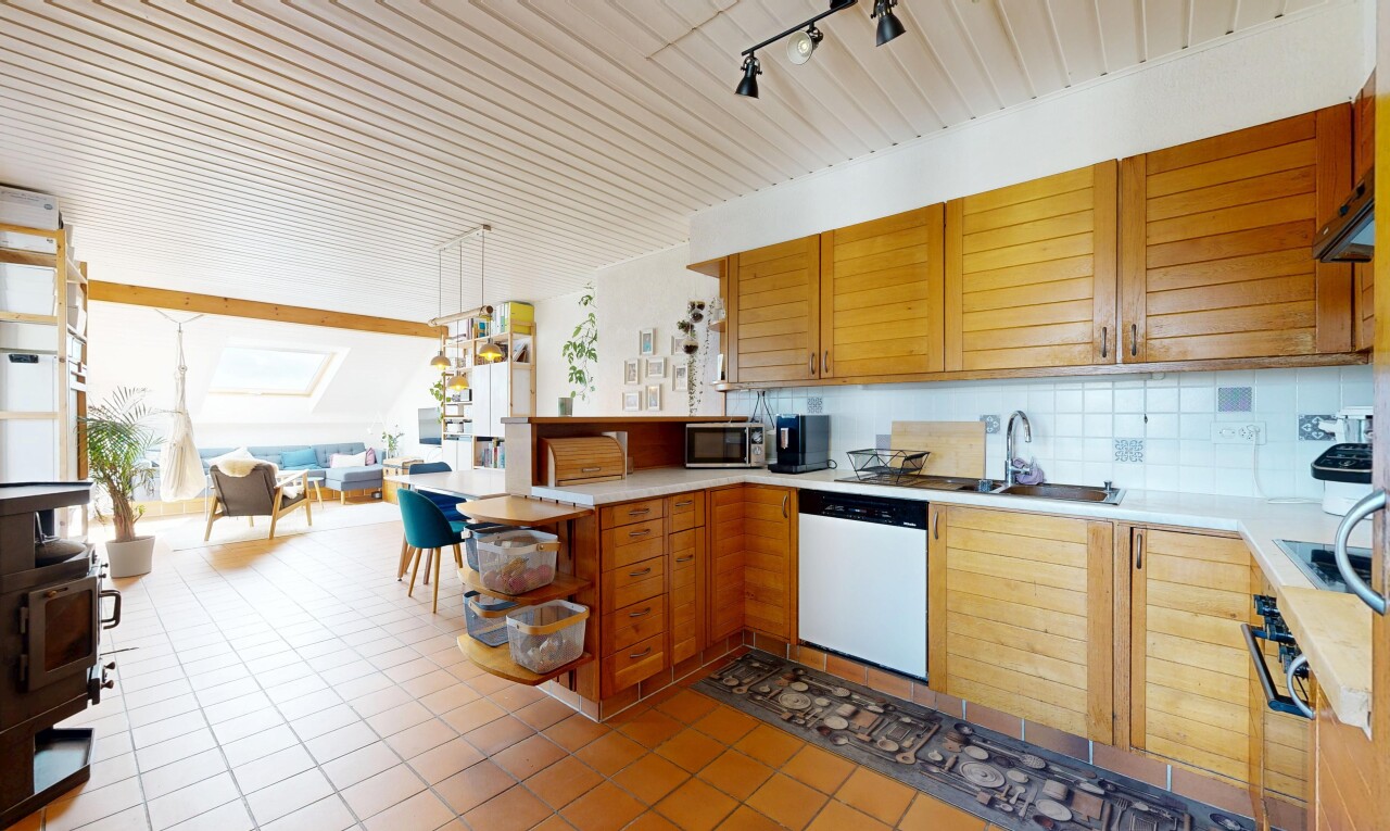 cuisine avec kitchen peninsula, péninsule de cuisine, inside property, light countertops, et plans de travail