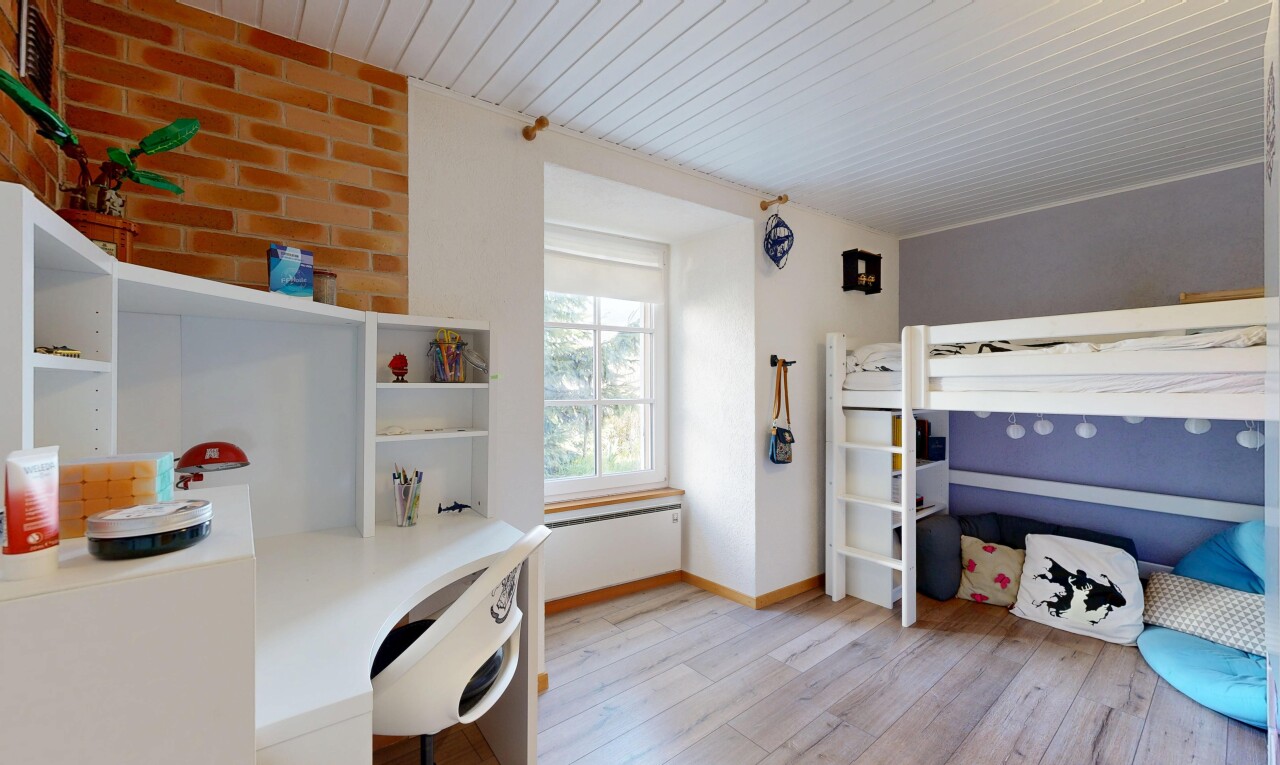 chambre avec inside property, wood finish floor, sol en finition bois, light floor, et natural light