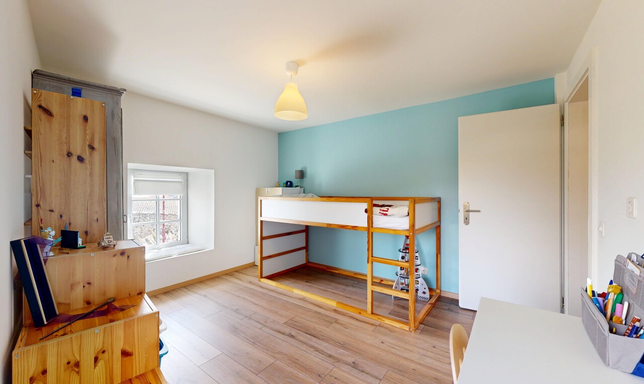 chambre avec wood finish floor, sol en finition bois, natural light, lumière naturelle, et drywall
