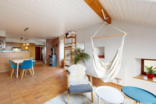 salon / salle à manger avec poêle à bois, inside property, cloison sèche, drywall, et light floor