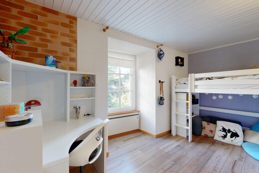 chambre avec inside property, wood finish floor, sol en finition bois, light floor, et natural light