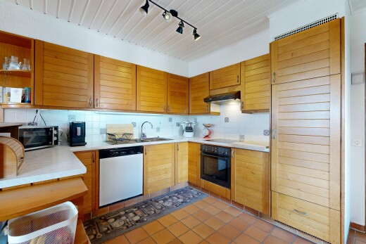 cuisine avec étagères ouvertes, open shelves, plans de travail, light countertops, et dosseret