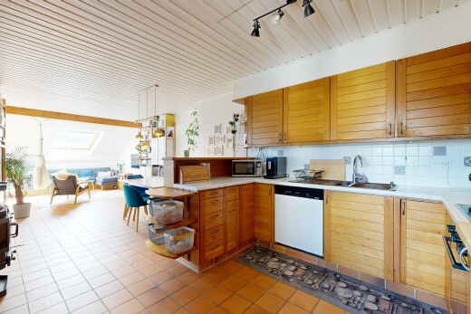 cuisine avec kitchen peninsula, péninsule de cuisine, inside property, light countertops, et plans de travail