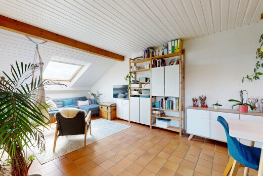 salon avec drywall, cloison sèche, inside property, puits de lumière, et light floor